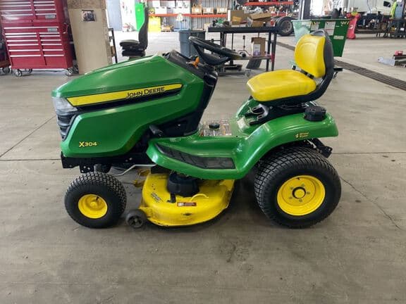 Image of John Deere X304 equipment image 1