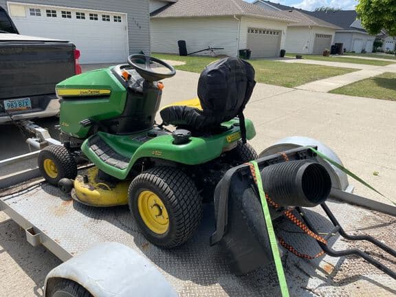 Image of John Deere X304 equipment image 3