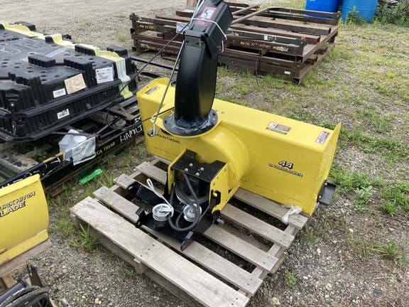 Image of John Deere X320 equipment image 2