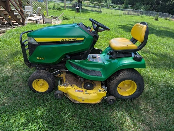 2015 John Deere X320 Equipment Image0