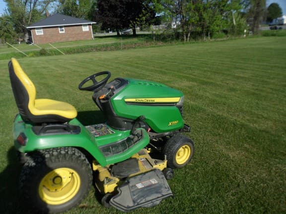 Image of John Deere X590 equipment image 3