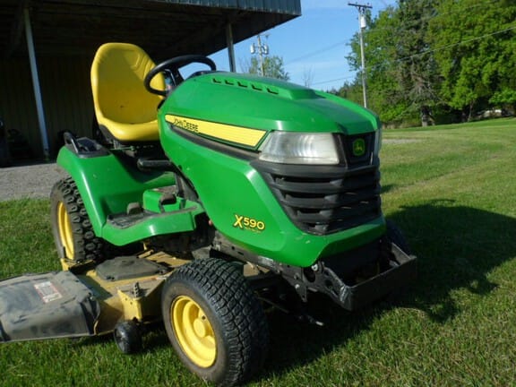 2015 John Deere X590 Equipment Image0