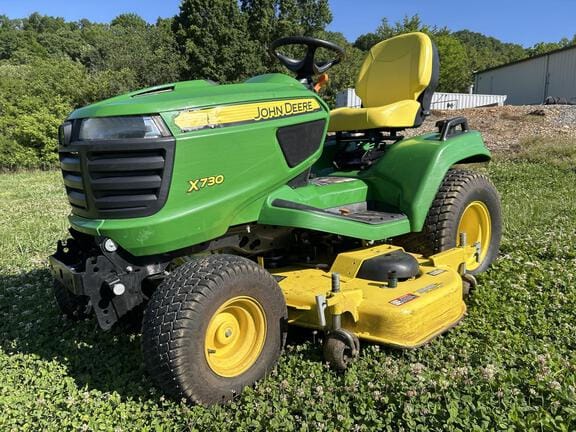 2015 John Deere X730 Equipment Image0