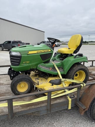 2015 John Deere X730 Equipment Image0