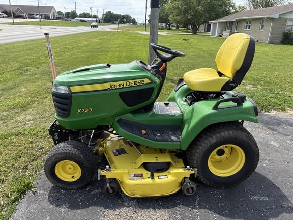 2015 John Deere X730 Equipment Image0