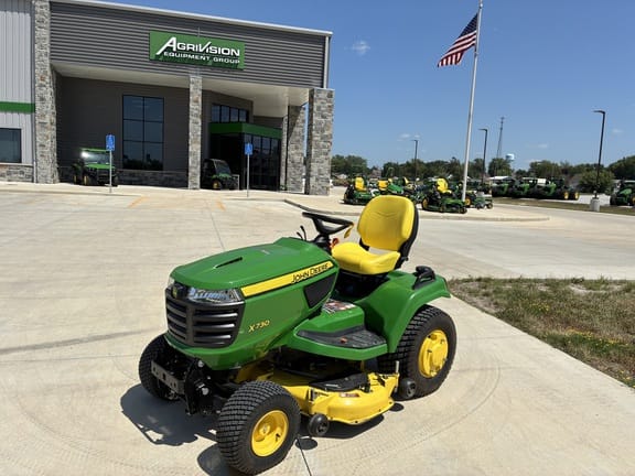 2015 John Deere X730 Equipment Image0