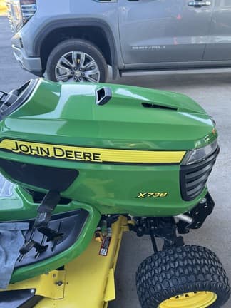 Image of John Deere X738 equipment image 4