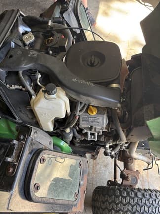 Image of John Deere X738 equipment image 2