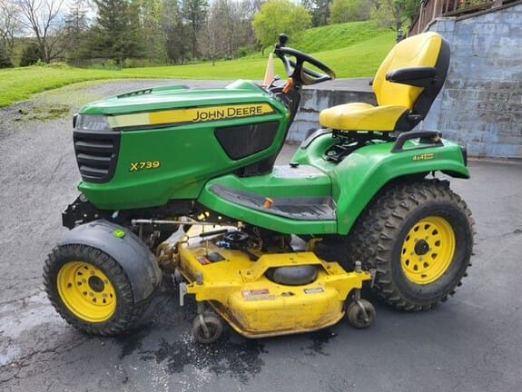 2015 John Deere X739 Equipment Image0