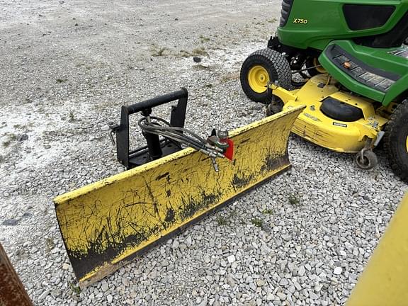 Image of John Deere X750 equipment image 2