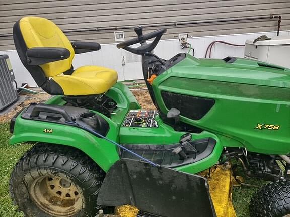 Image of John Deere X758 equipment image 3