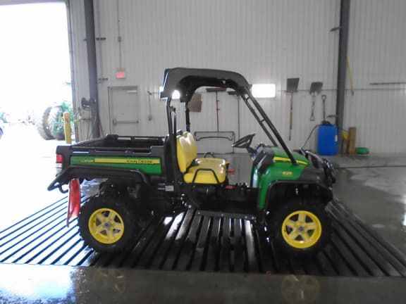 Image of John Deere Gator XUV 825i equipment image 4