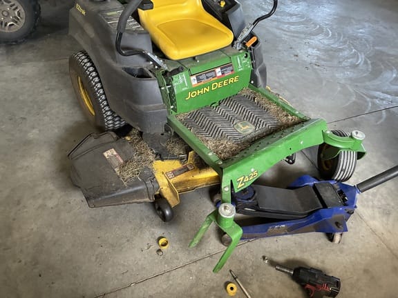 2015 John Deere Z425 Equipment Image0