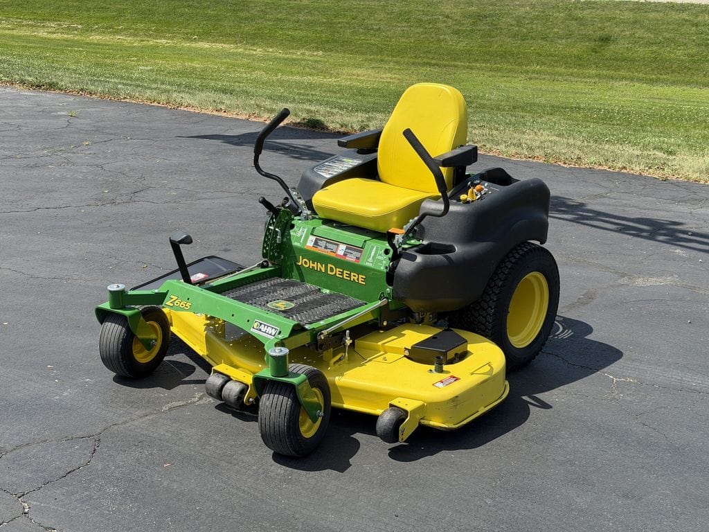 2015 John Deere Z665 Equipment Image0