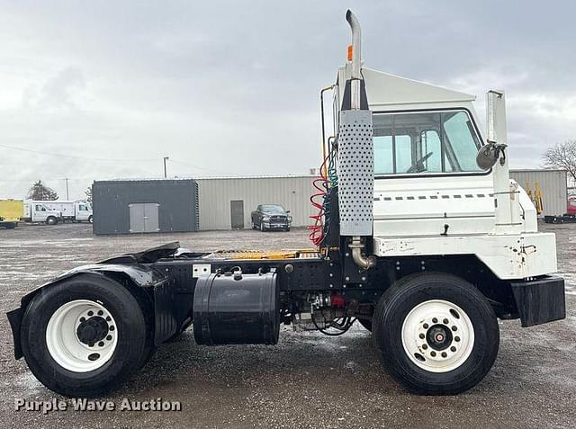 Image of Kalmar 4X2 equipment image 3