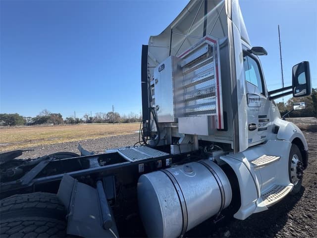 Image of Kenworth T680 equipment image 4