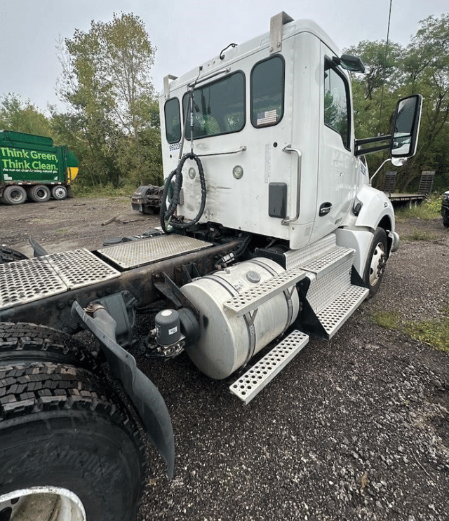 Image of Kenworth T680 equipment image 3