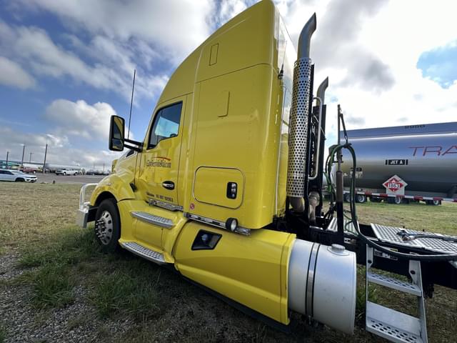 Image of Kenworth T680 equipment image 3
