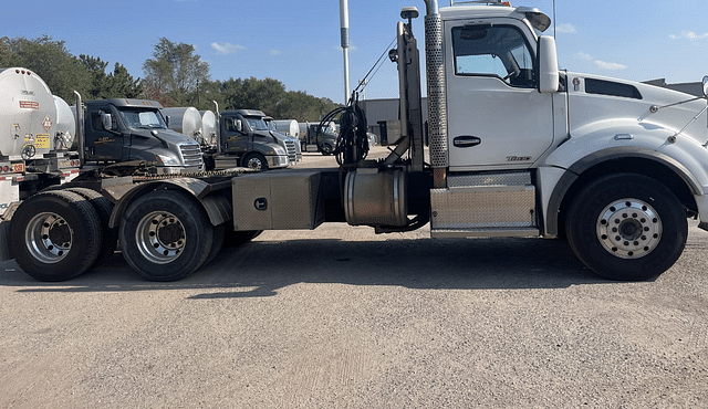 Image of Kenworth T880 equipment image 2