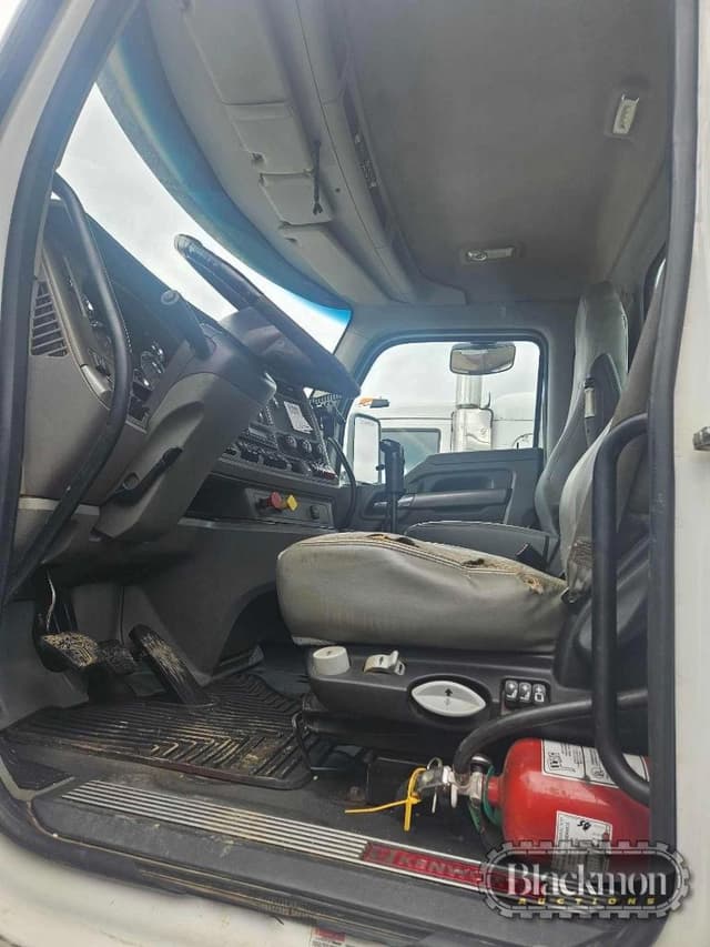 Image of Kenworth T880 equipment image 2