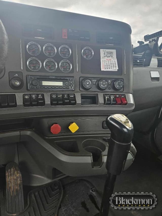 Image of Kenworth T880 equipment image 4
