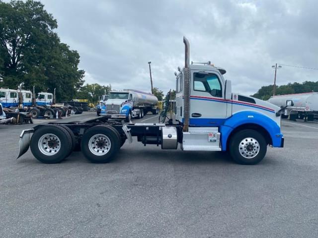 Image of Kenworth T880 equipment image 1