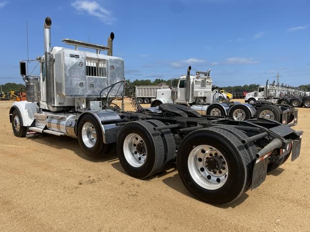 Image of Kenworth W900 equipment image 1