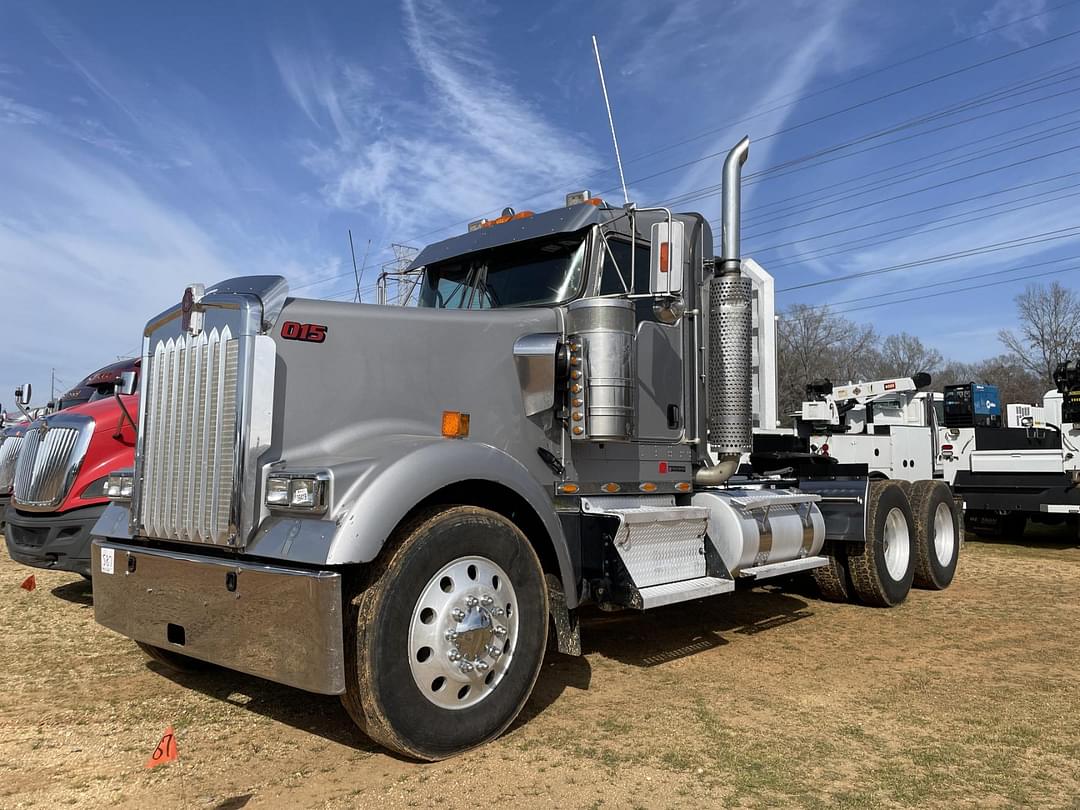 Image of Kenworth W900L Primary image