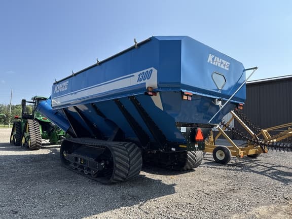 Image of Kinze 1300 equipment image 2