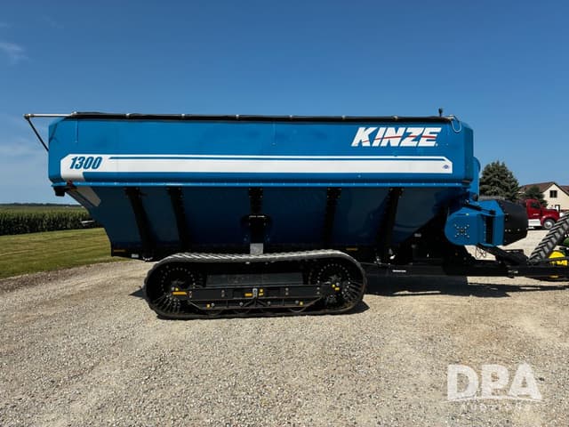 Image of Kinze 1300 equipment image 2