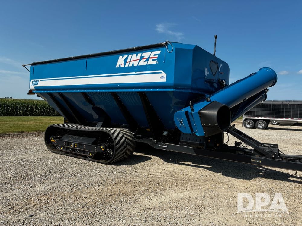 2015 Kinze 1300 Equipment Image0