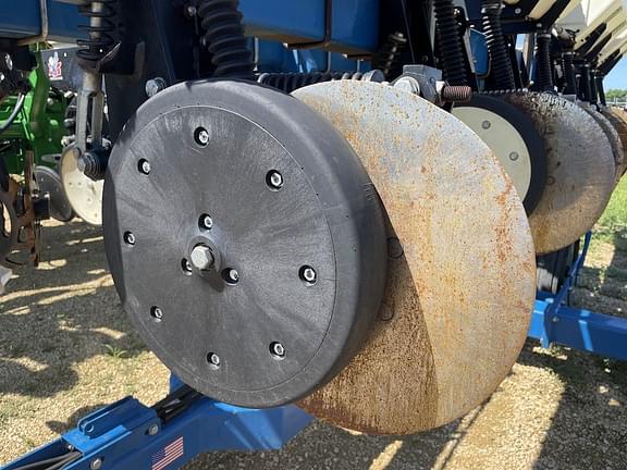 Image of Kinze 3500 equipment image 2