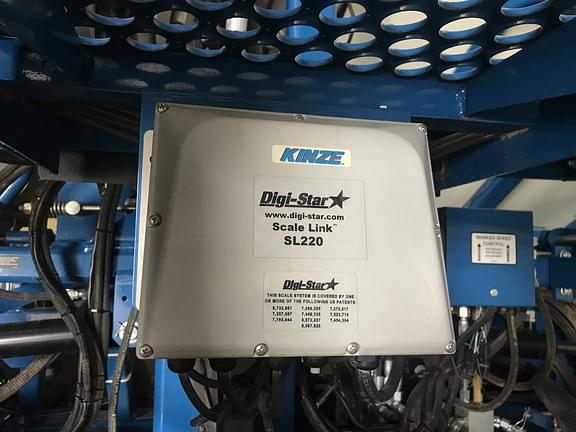 Image of Kinze 3600 equipment image 3