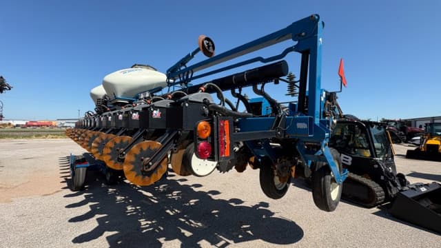 Image of Kinze 3600 equipment image 3