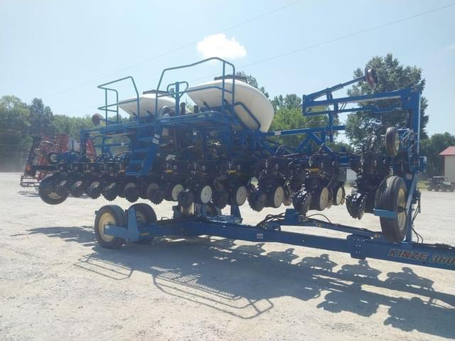 Image of Kinze 3600 equipment image 3