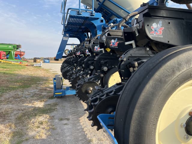 Image of Kinze 3600 equipment image 4