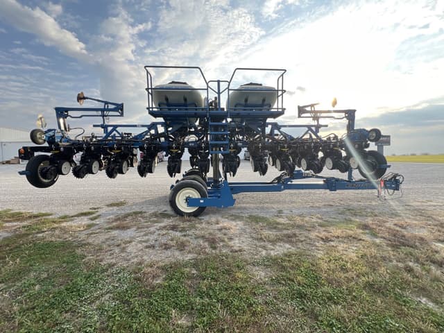 Image of Kinze 3600 equipment image 1
