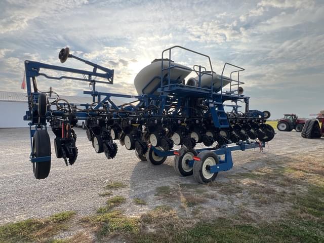 Image of Kinze 3600 equipment image 2