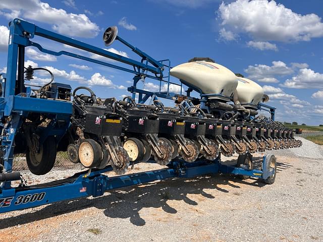 Image of Kinze 3600 equipment image 4