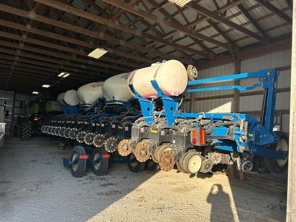 Image of Kinze 3660 equipment image 4