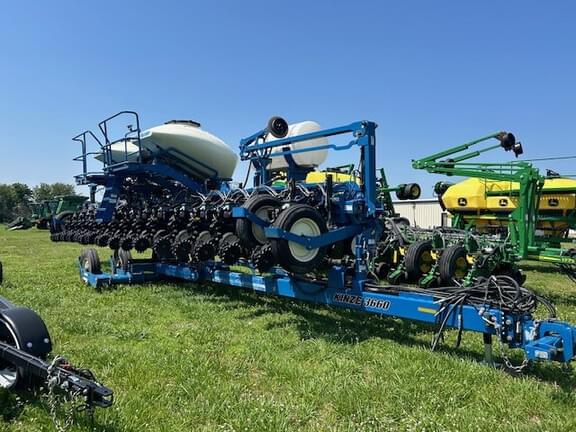 Image of Kinze 3660 equipment image 2