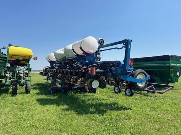 Image of Kinze 3660 equipment image 1