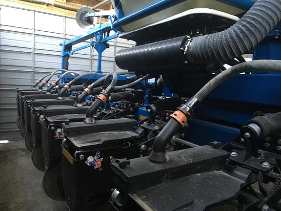 Image of Kinze 3660 equipment image 2