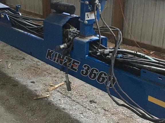 Image of Kinze 3660 equipment image 4