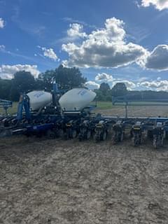 Image of Kinze 3660 equipment image 2