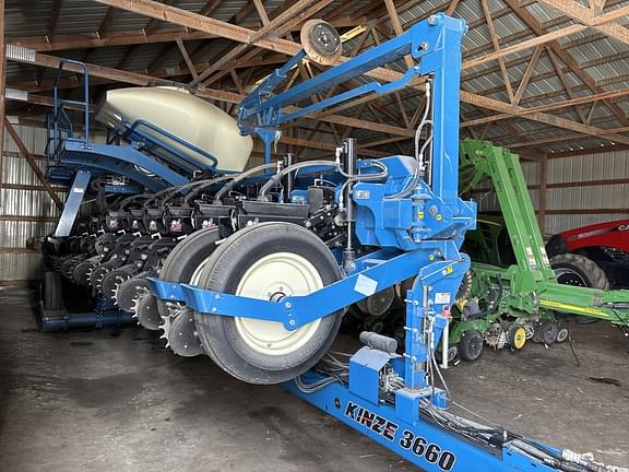 Image of Kinze 3660 equipment image 1