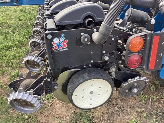 Image of Kinze 3660 equipment image 4