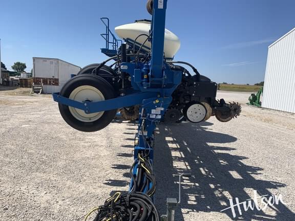 Image of Kinze 3660 equipment image 2