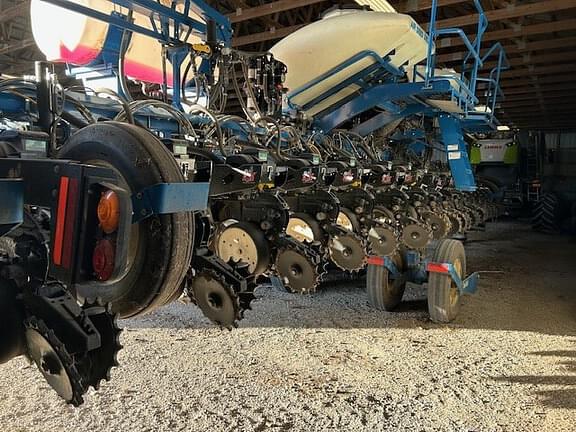 Image of Kinze 3660 equipment image 4