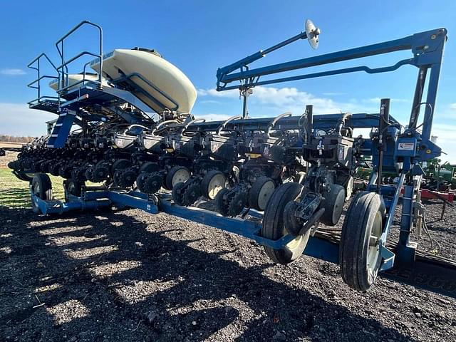 Image of Kinze 3660 equipment image 1